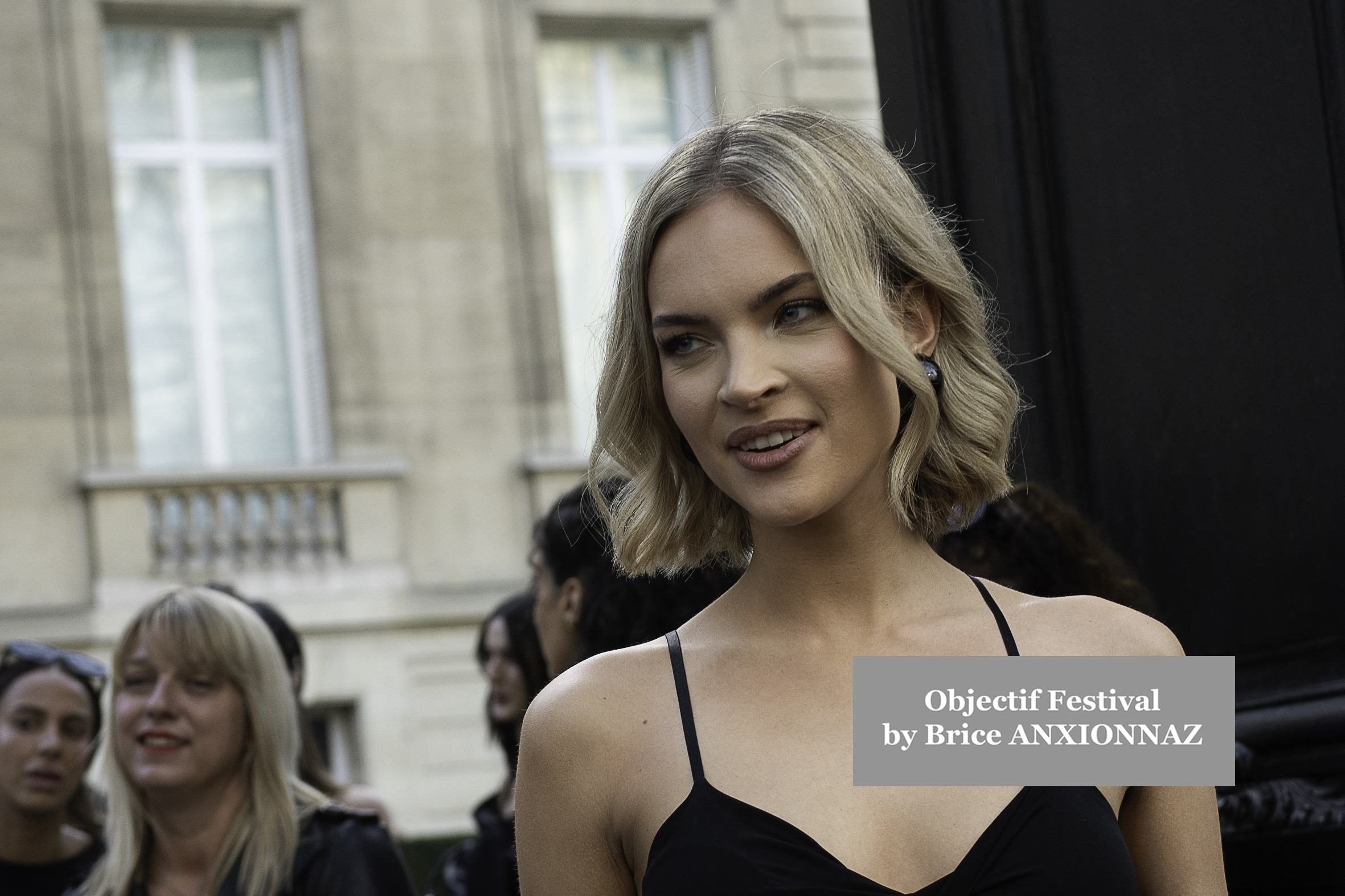 Photo streetstyle de Kim Cattrall -  Streetstyle photos of guest arrivals at the Nina Ricci show lors du défilé Nina Ricci Spring 2025 à Streetstyle-photos-of-guest-arrivals-at-the-Nina-Ricci-show, Paris Fashion Week le 7 March 2025 par Brice ANXIONNAZ (Objectif Festival)